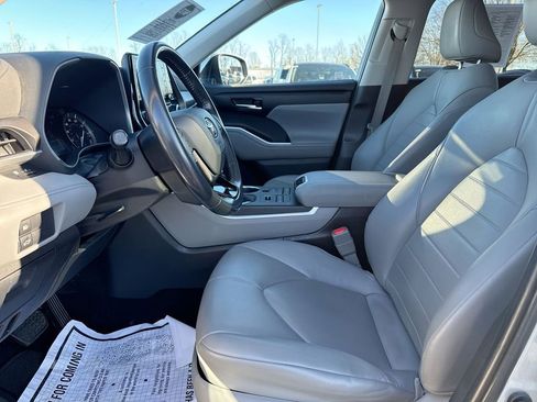 Used 2020 Toyota Highlander XLE image 21