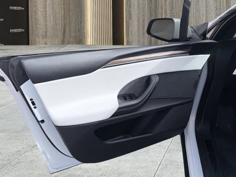 Used 2023 Tesla Model X image 30