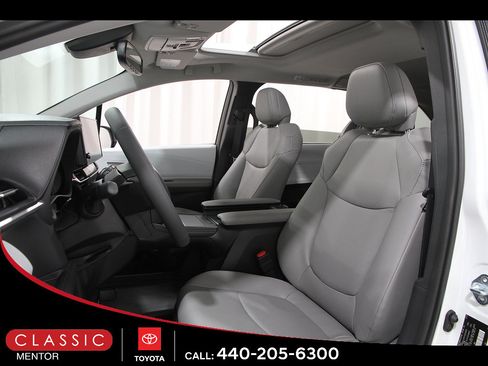 Used 2026 Toyota Sienna XLE FWD image 5