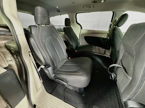 Used 2017 Chrysler Pacifica Touring Plus w/ Tire & Wheel Group FWD image 35