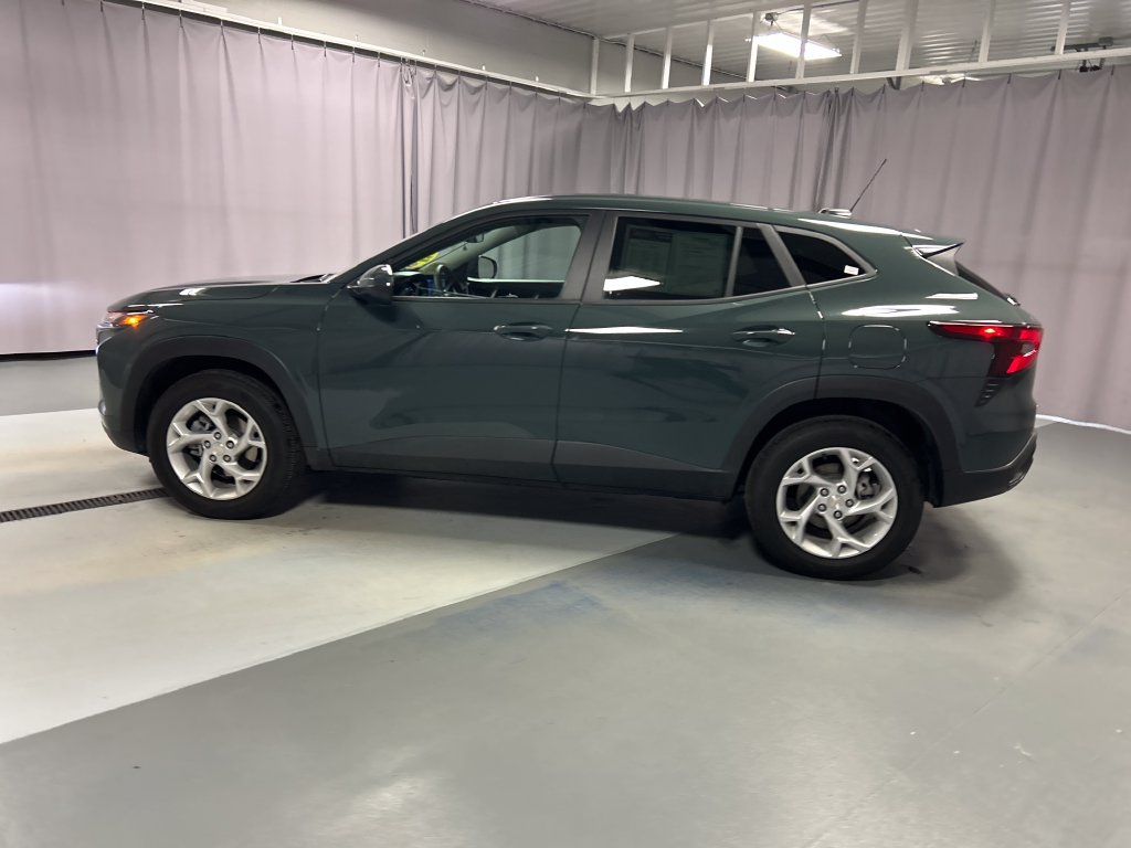 Used 2026 Chevrolet Trax LS w/ LS Convenience Package FWD image 4