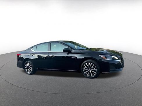 Used 2025 Nissan Altima 2.5 SV FWD image 15
