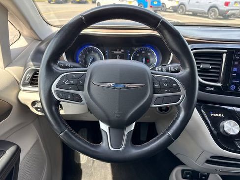 Used 2017 Chrysler Pacifica Touring-L FWD image 19
