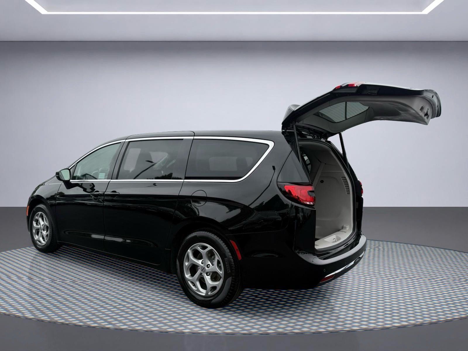 Used 2024 Chrysler Pacifica Limited FWD image 9