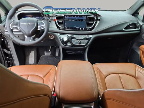 Used 2024 Chrysler Pacifica Pinnacle FWD image 18