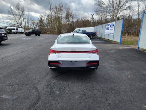 Used 2025 Hyundai Elantra SEL FWD image 4