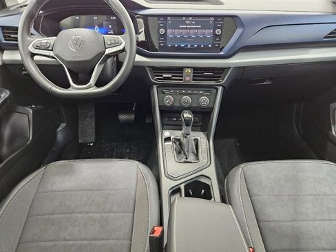 Used 2022 Volkswagen Taos SE w/ Panoramic Sunroof Package image 9