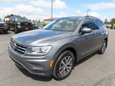 Used 2020 Volkswagen Tiguan SE w/ Panoramic Sunroof Package AWD/4WD image 3