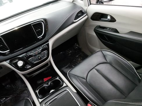 Used 2023 Chrysler Pacifica Limited image 11