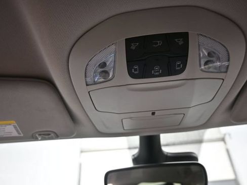 Used 2023 Chrysler Pacifica Touring-L FWD image 12