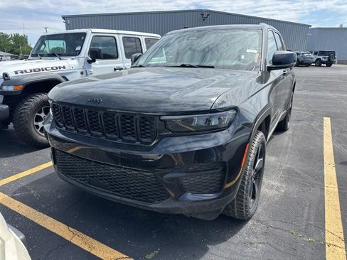 Used 2023 Jeep Grand Cherokee Altitude AWD/4WD image 15