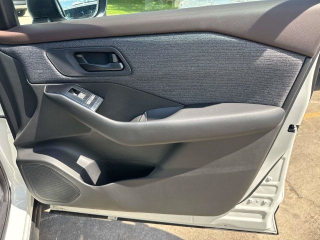 Used 2023 Nissan Rogue S AWD/4WD image 18