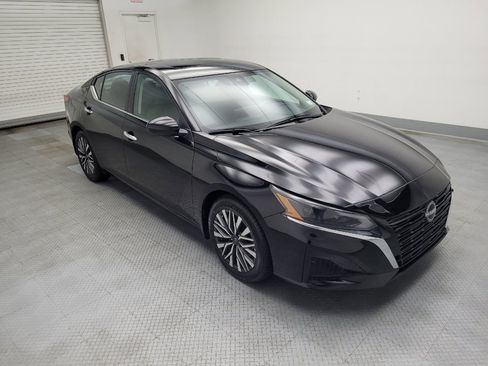 Used 2025 Nissan Altima 2.5 SV w/ SV Premium Package FWD image 11