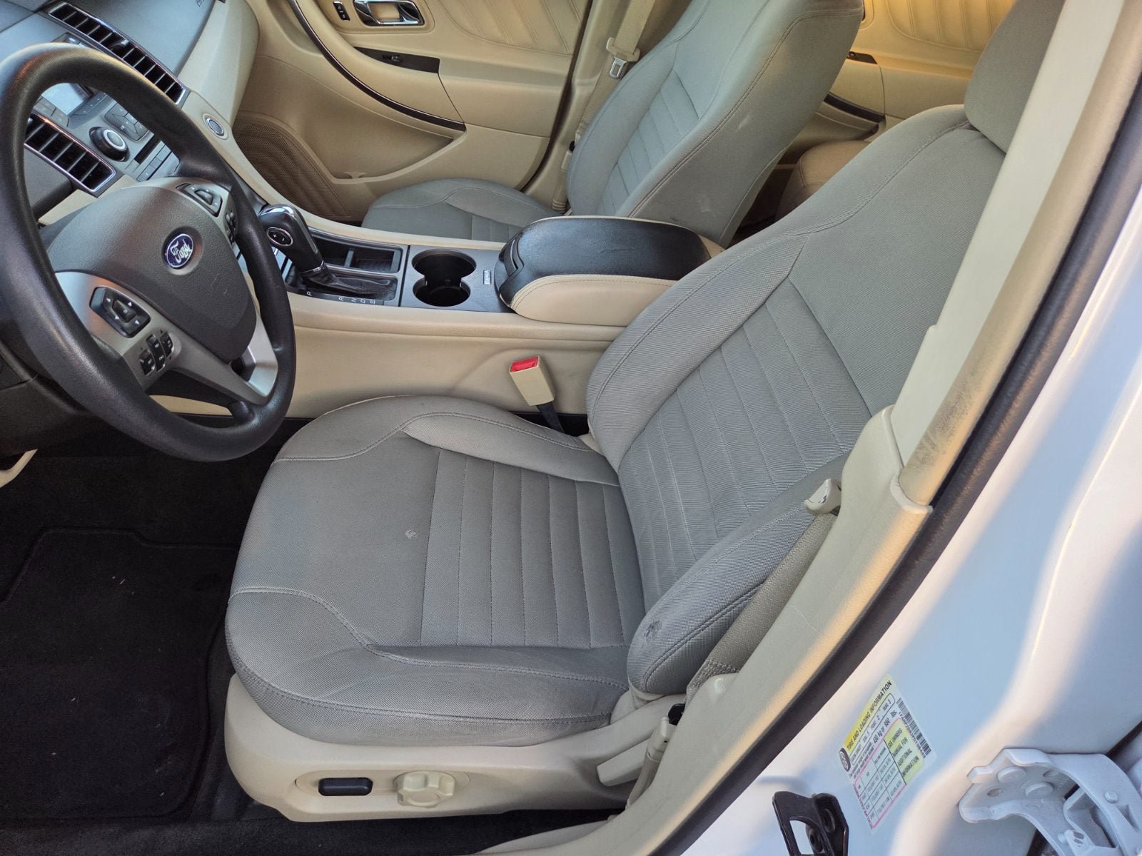 Used 2015 Ford Taurus SE FWD image 9