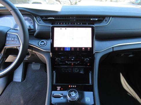 New 2025 Jeep Grand Cherokee Limited image 21