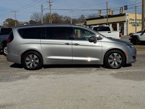 Used 2018 Chrysler Pacifica Limited w/ Advanced Safetytec Group image 2