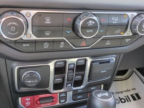 Used 2024 Jeep Wrangler Unlimited Rubicon AWD/4WD image 18