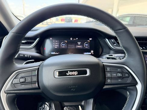 Used 2023 Jeep Grand Cherokee Laredo w/ Luxury Tech Group I AWD/4WD image 11