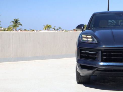 Certified 2024 Porsche Cayenne Coupe AWD/4WD image 12