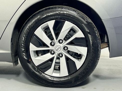 Used 2024 Nissan Altima 2.5 S FWD image 32