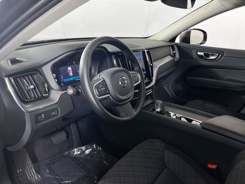 Used 2022 Volvo XC60 B5 Momentum image 9