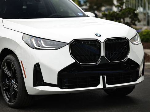 New 2026 BMW X3 xDrive30 w/ Premium Package AWD/4WD image 2