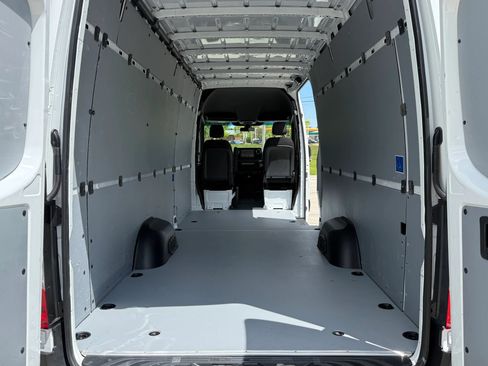 Used 2021 Mercedes-Benz Sprinter 2500 image 9