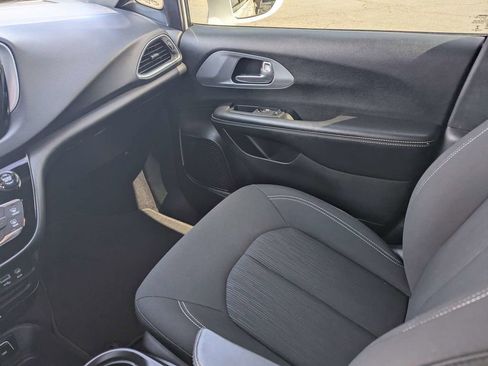 Used 2018 Chrysler Pacifica Touring Plus w/ S Appearance Package image 19