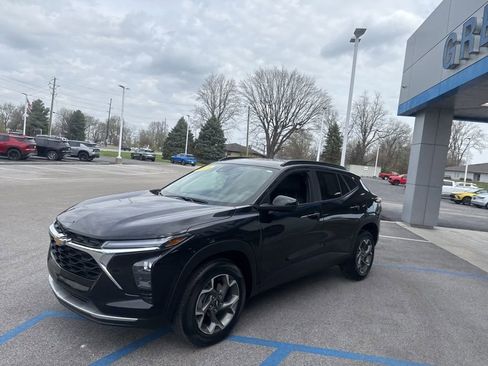 Used 2025 Chevrolet Trax LT w/ LT Convenience Package image 7