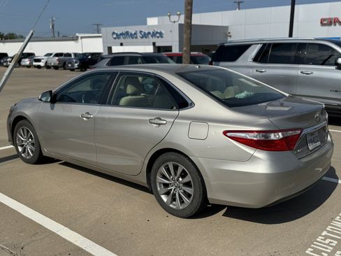 Used 2017 Toyota Camry XLE w/ Moonroof Package FWD image 3