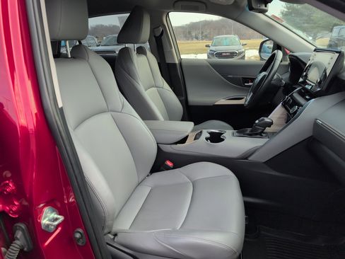 Used 2022 Toyota Venza XLE image 12