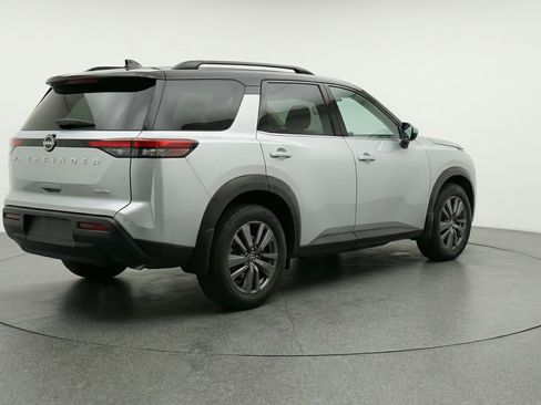 Used 2025 Nissan Pathfinder SV image 9