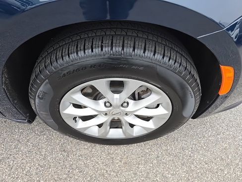 Used 2025 Chrysler Pacifica Select image 9