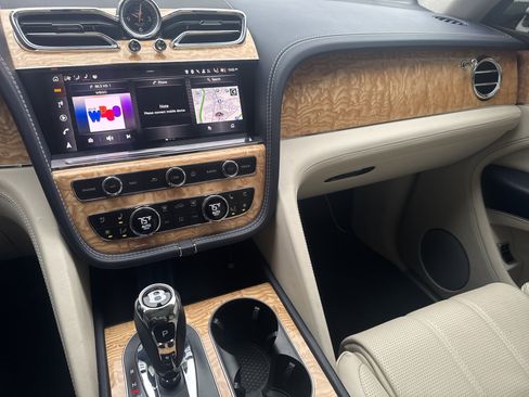 Used 2024 Bentley Bentayga Plug-In Hybrid image 22