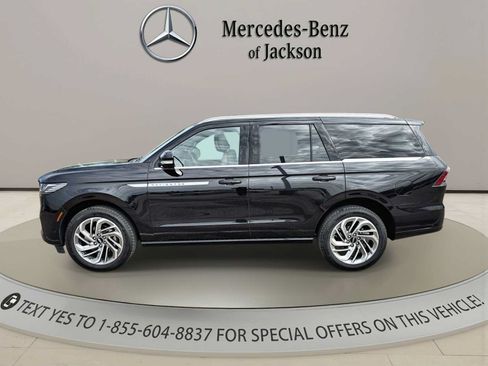 Used 2025 Lincoln Navigator Reserve AWD/4WD image 2