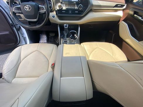 Used 2022 Toyota Highlander XLE image 6