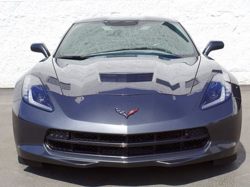 Used 2017 Chevrolet Corvette Stingray Coupe RWD image 2