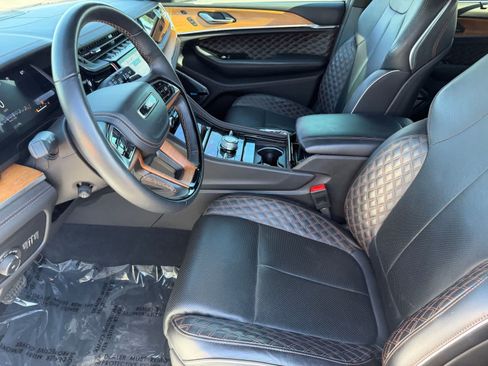 Used 2023 Jeep Grand Cherokee Summit AWD/4WD image 12