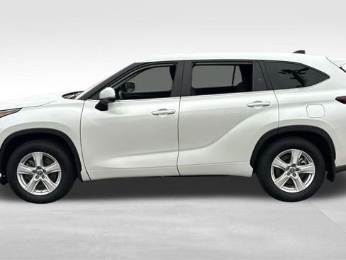 Used 2025 Toyota Highlander LE AWD/4WD image 4