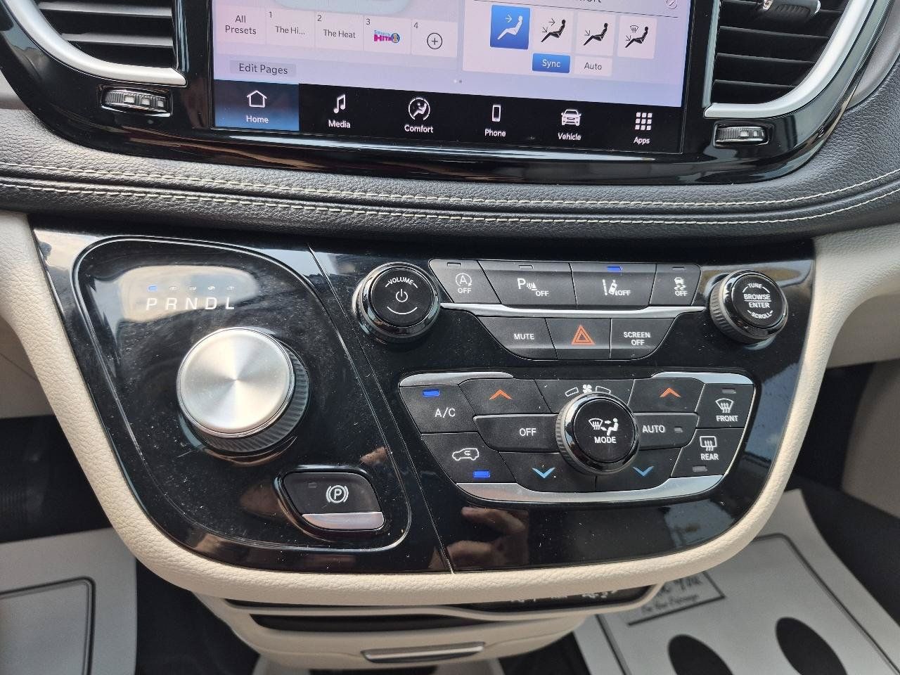 Used 2021 Chrysler Pacifica Touring-L FWD image 23