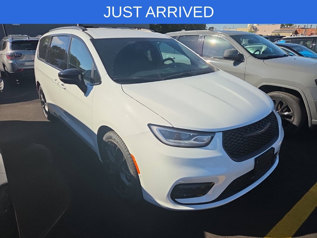 Used 2026 Chrysler Pacifica Select w/ S Appearance Package FWD image 1