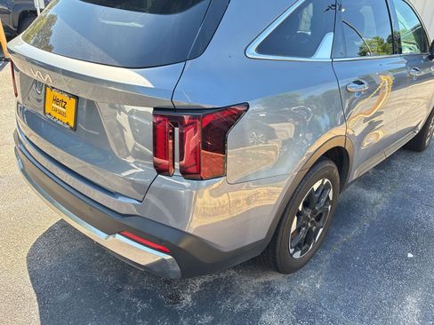 Used 2024 Kia Sorento S FWD image 7