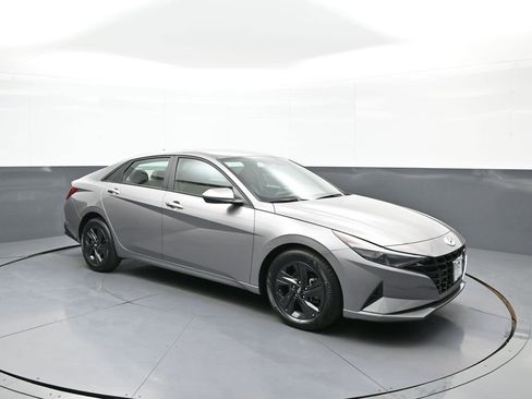 Certified 2023 Hyundai Elantra SEL w/ Preferred Accessory Package FWD image 4