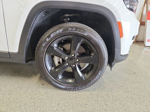 Used 2023 Jeep Grand Cherokee L Laredo image 8