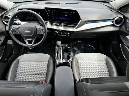 Used 2025 Chevrolet Trax LT w/ LT Convenience Package FWD image 25