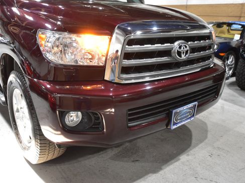 Used 2017 Toyota Sequoia SR5 image 3