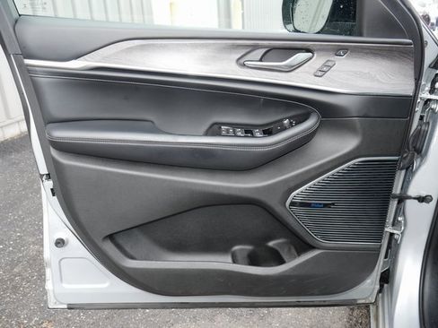 Used 2021 Jeep Grand Cherokee L Overland w/ Luxury Tech Group IV image 14