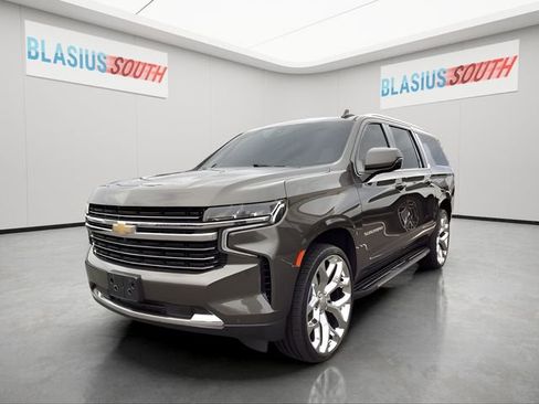 Used 2021 Chevrolet Suburban LT w/ Luxury Package image 7