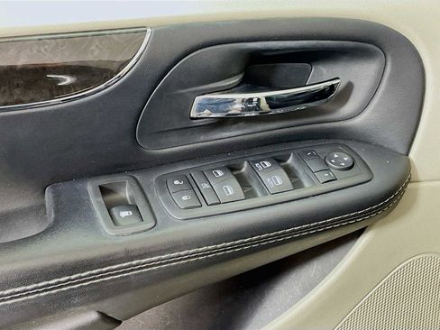 Used 2015 Chrysler Town & Country Touring image 15