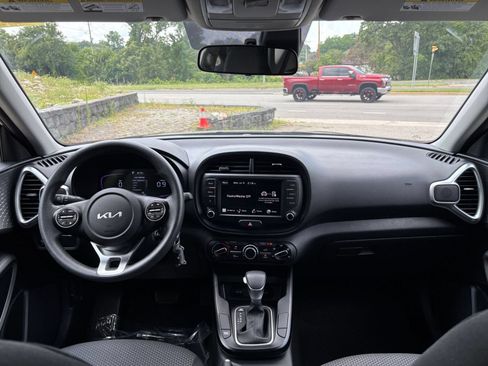 Used 2025 Kia Soul LX w/ LX Technology Package FWD image 29